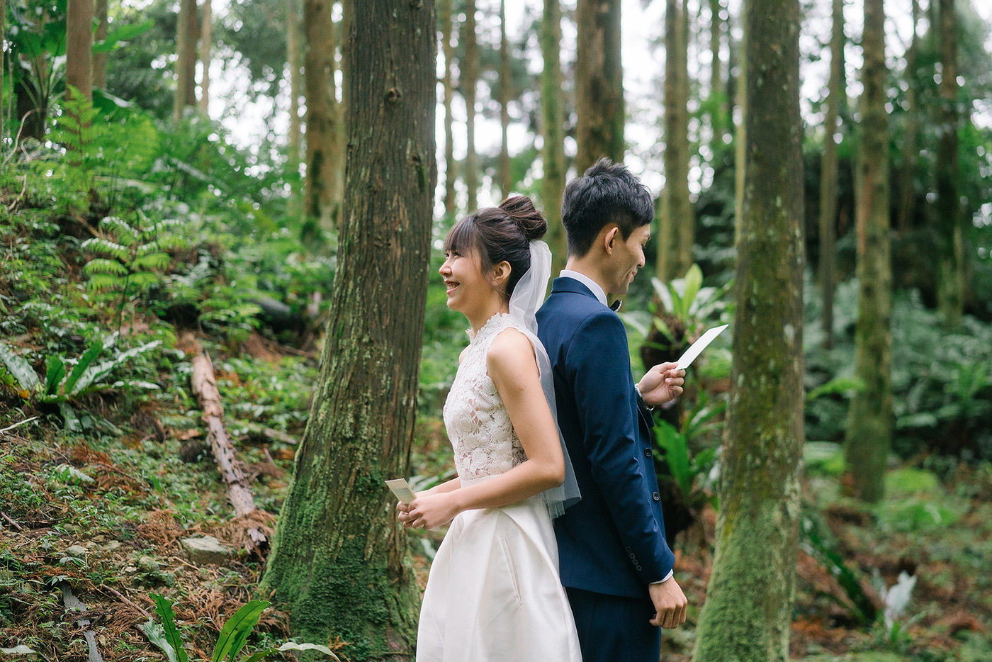 新人背對背拍攝森林系婚紗