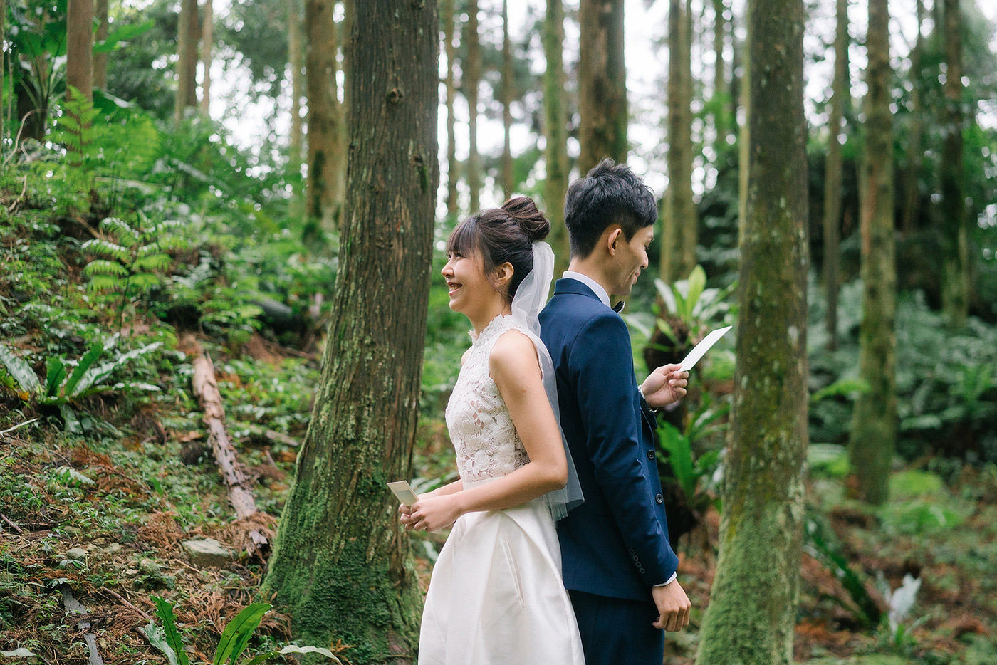 新人背對背拍攝森林系婚紗