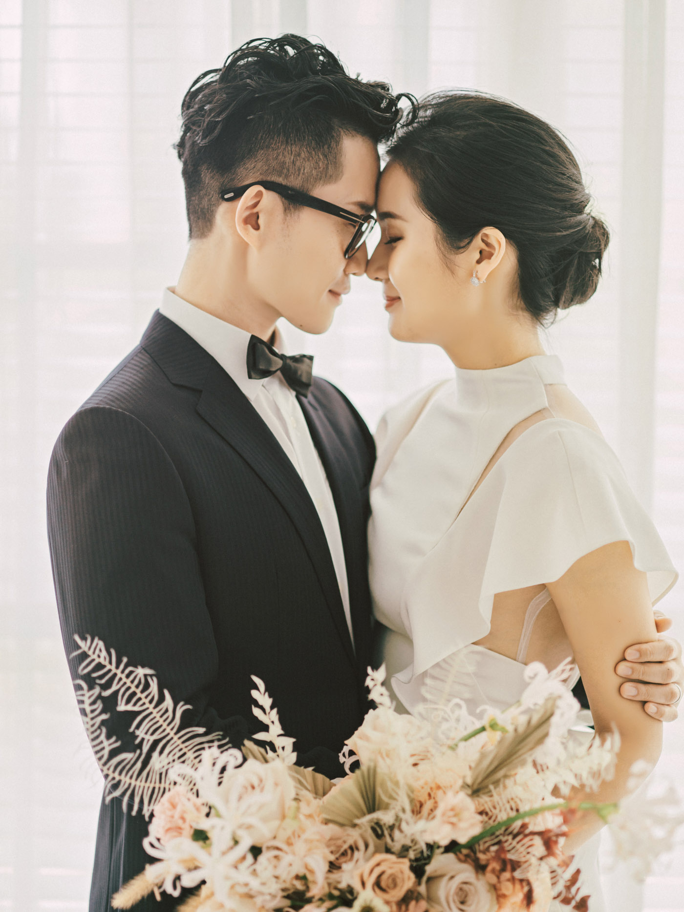 婚紗照姿勢怎麼擺? 婚紗拍攝前必看，快收藏10 個經典不尷尬的拍照姿勢, image size:1400x1868