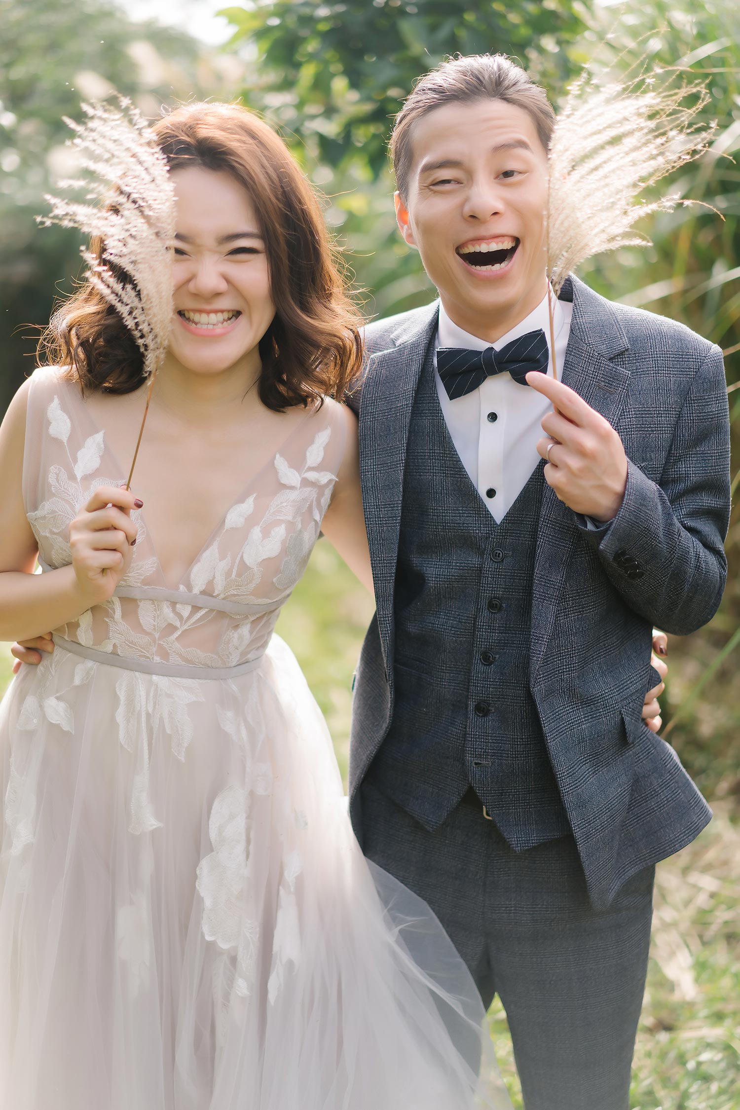 婚紗照姿勢怎麼擺? 婚紗拍攝前必看，快收藏10 個經典不尷尬的拍照姿勢, image size:1500x2250