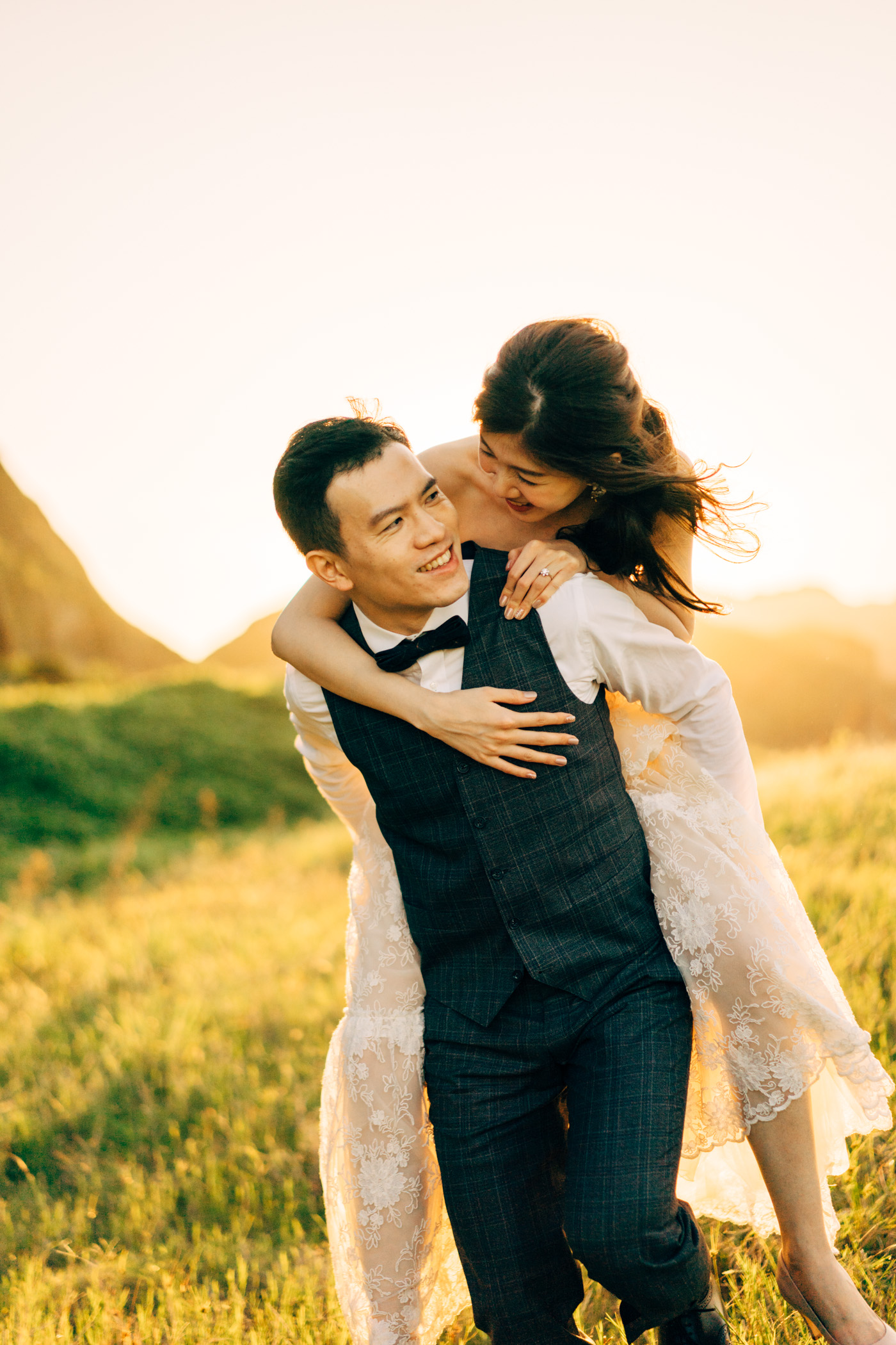 婚紗照姿勢怎麼擺? 婚紗拍攝前必看，快收藏10 個經典不尷尬的拍照姿勢, image size:1400x2100