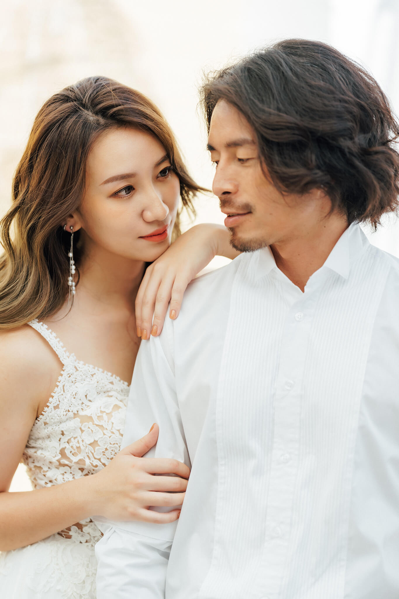 婚紗照姿勢怎麼擺? 婚紗拍攝前必看，快收藏10 個經典不尷尬的拍照姿勢, image size:1365x2048