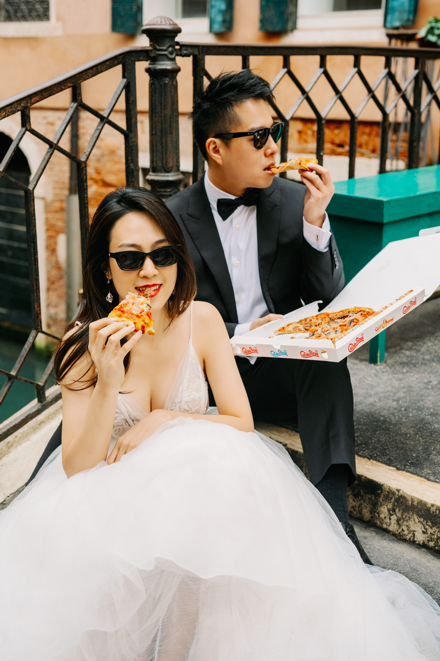 俏皮婚紗照拍攝指南｜5大元素與4個創意婚紗姿勢，拍出愛情的甜美- The Stage 美式婚禮婚紗攝影團隊, image size:1500x2250