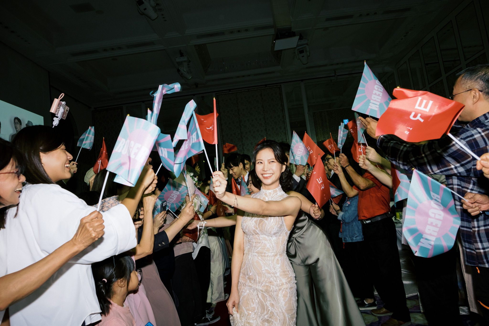 婚禮音樂表演時刻 賓客揮舞旗幟歡呼 台北 文華東方酒店 婚禮 婚攝推薦 Mark 